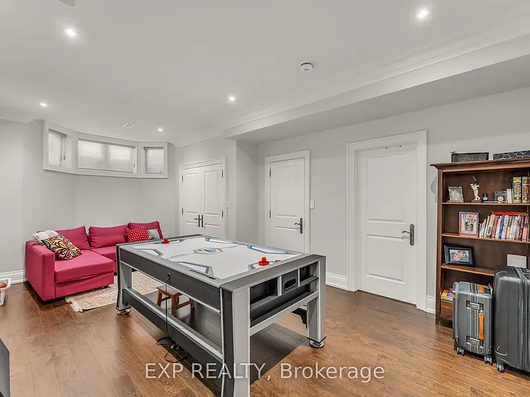 606 Lakeshore Rd W — Photo 23