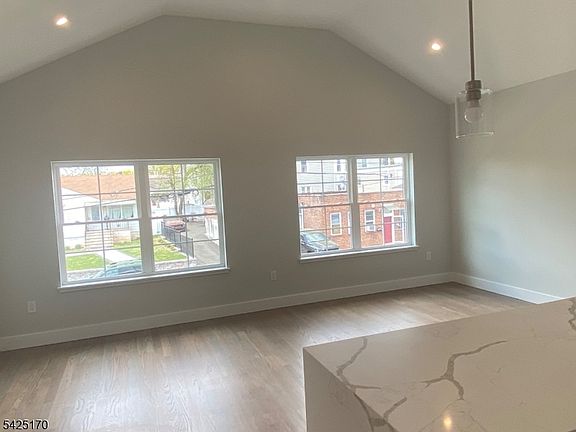 4th image of 402 Rutgers Ave