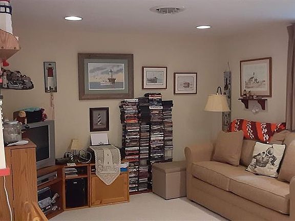 3rd image of 27 Elm St