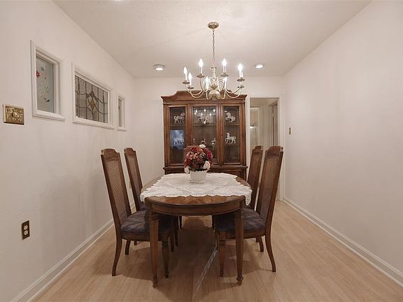 4th image of 4926 Colombia Dr