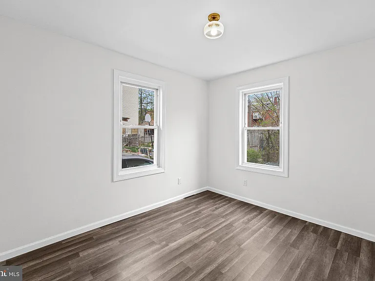 255 S 6th Ave — Photo 12