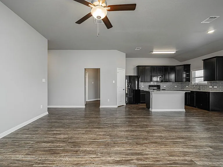 1368 Kingsgate Dr — Photo 7