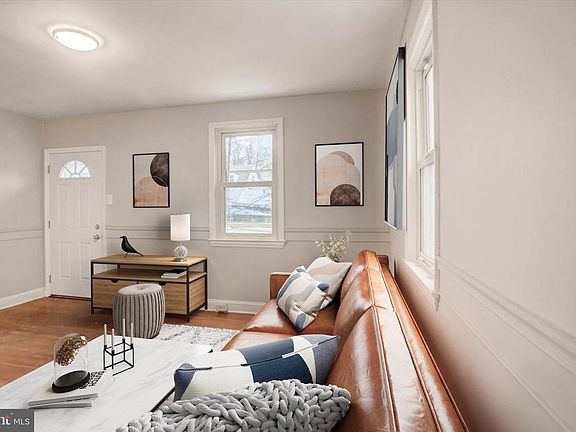 5th image of 1005 Columbia Rd