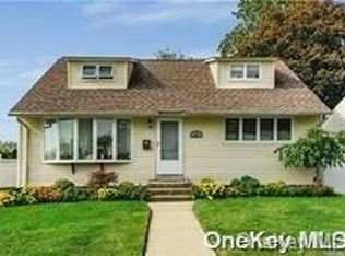 122 Vincent Rd, Hicksville, NY 11801