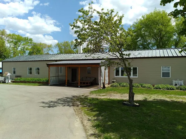 611 S Britton Rd, Union Grove, WI 53182