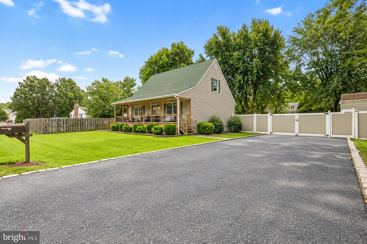 4 bed, 2.0 bath, 1512 sqft, $3,200 — Photo 4