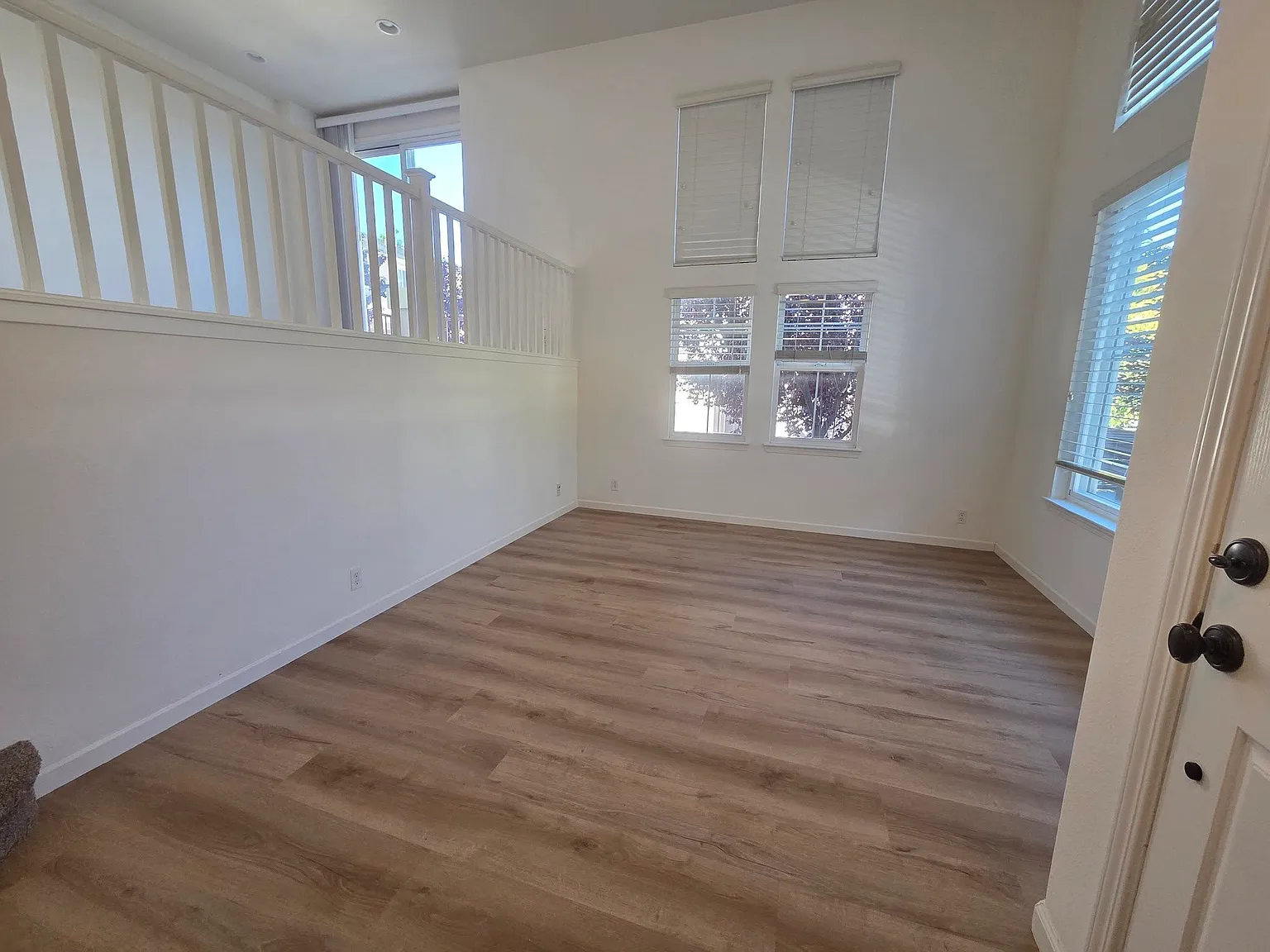 3 bed, 2.5 bath, 1744 sqft, $3,995 — Photo 2