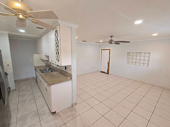 3rd image of 801 N 70th Way