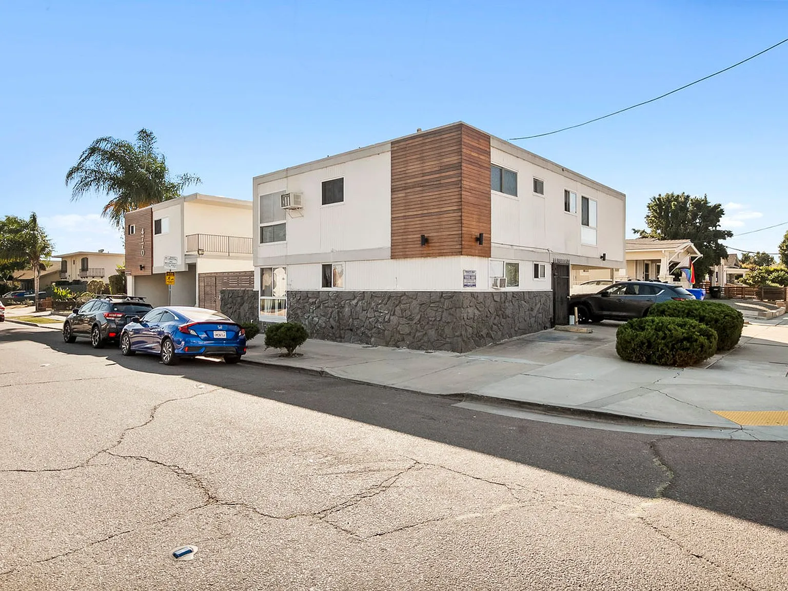 32nd Colliers — Photo 2