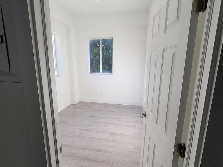 734 SW 4th St — Photo 10