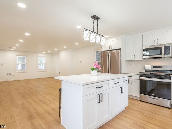 4th image of 549 Beach St