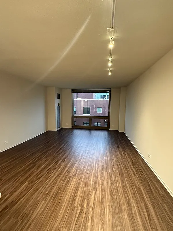 Studio, 1.0 bath, 530 sqft, $1,960 — Photo 2