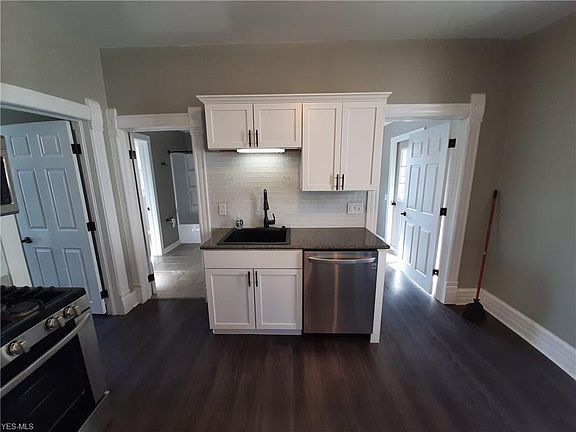 3rd image of 327 Shelby St