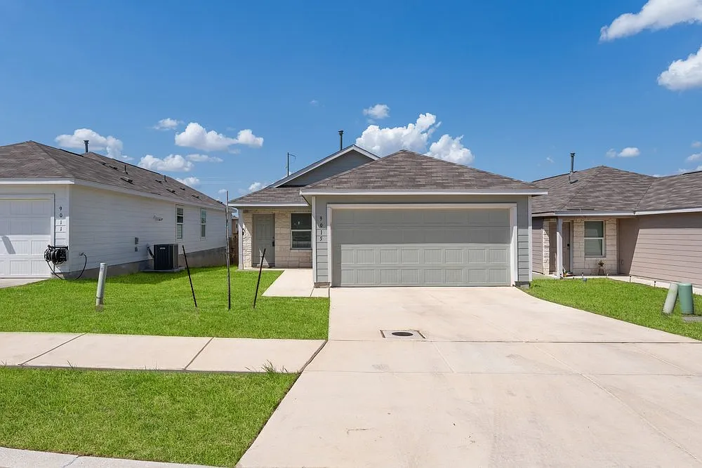 Bright 3-Bed Home with Fenced Yard & Garage in Converse Modern Comfort, Prime Value — Photo 1