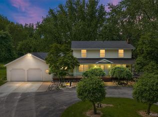 3750 Old Homestead Dr, Howell, MI 48855