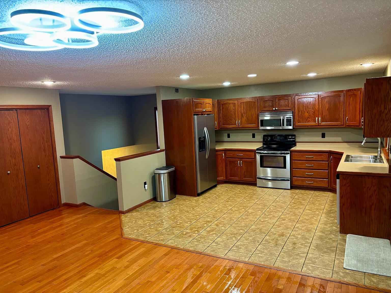3 bed, 1900 sqft, $1,975 — Photo 3