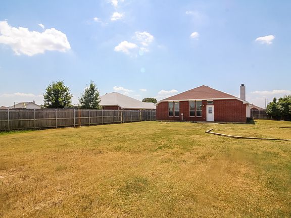 5th image of 823 Sherry Ln S