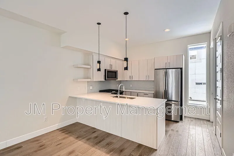 2 bed, 2.5 bath, 1400 sqft, $2,600 — Photo 2
