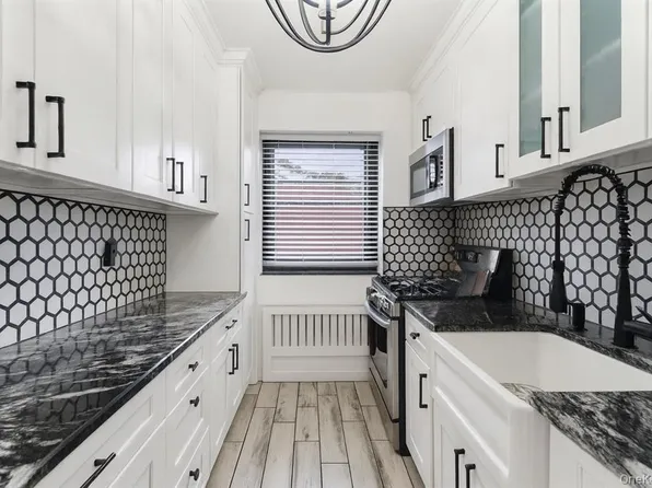 81-24 156th Avenue image 3 of 16