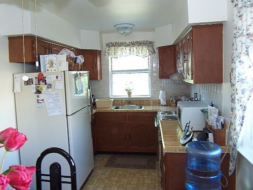 Kitchen W/ Eat In Area