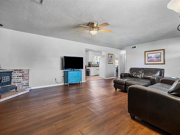 5th image of 721 Hedge Dr