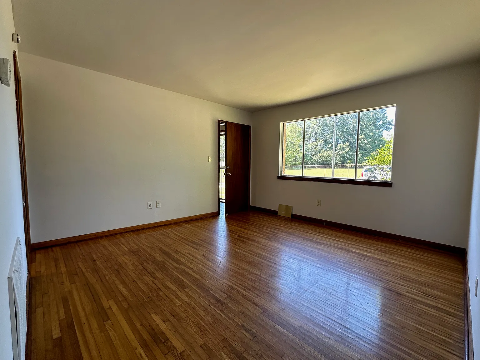 2 bed, 812 sqft, $900 — Photo 2