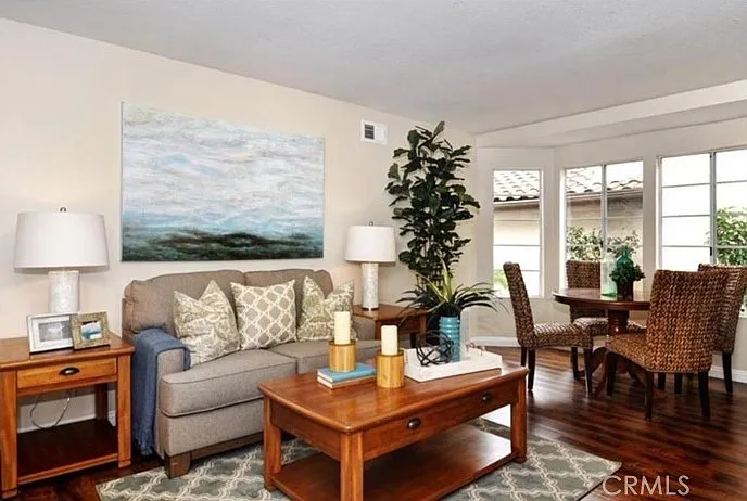 3 bed, 2.5 bath, 1695 sqft, $4,900 — Photo 2