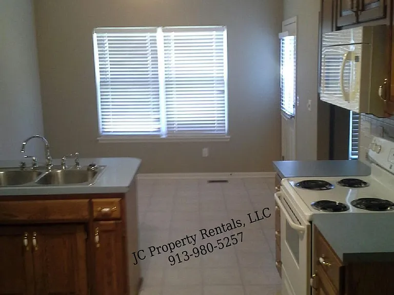 936 Witch Hollow St — Photo 3