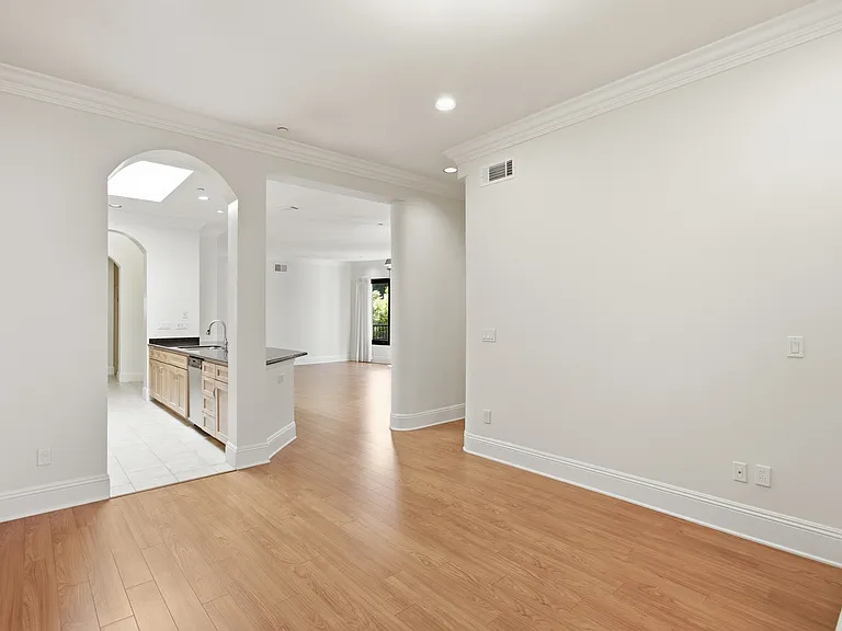 10305 Almayo Ave #404 — Photo 7