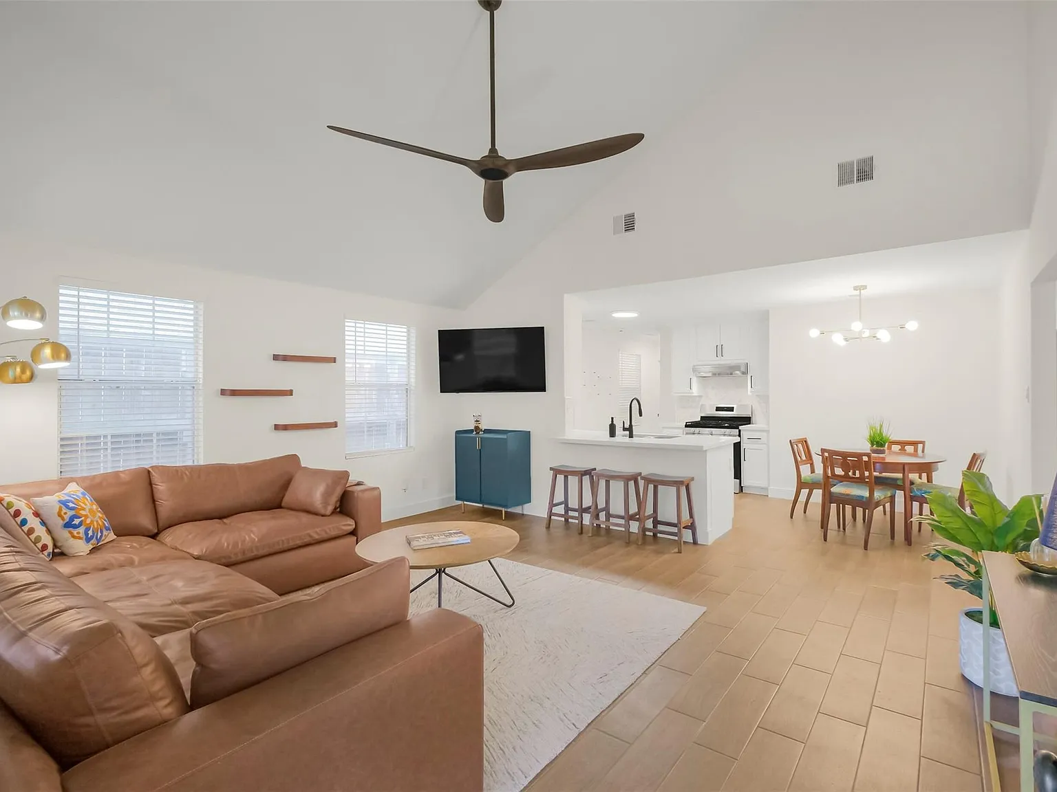 3 bed, 2.0 bath, 1584 sqft, $2,500 — Photo 3