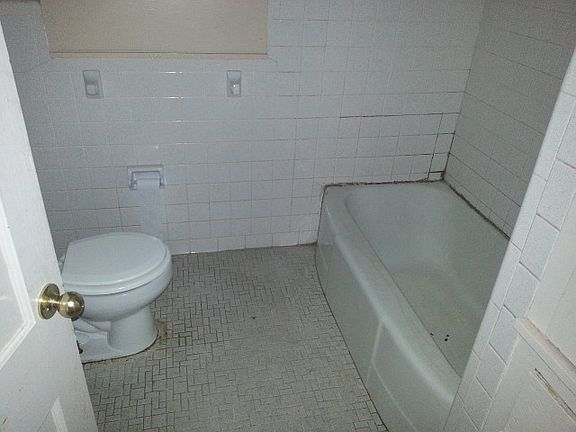 2nd image of 102 W Resaca Dr
