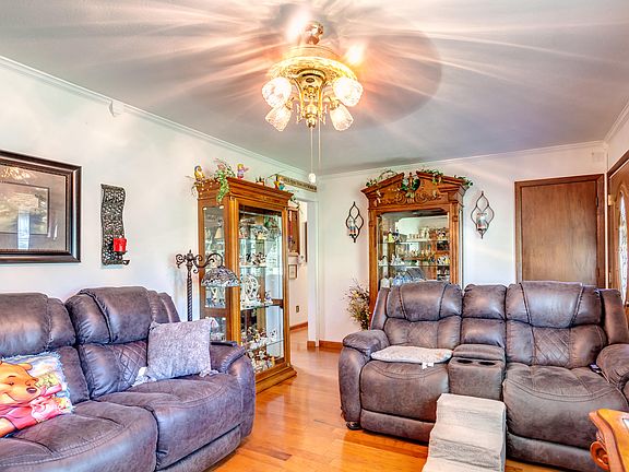 5th image of 6913 Greenbrook Dr
