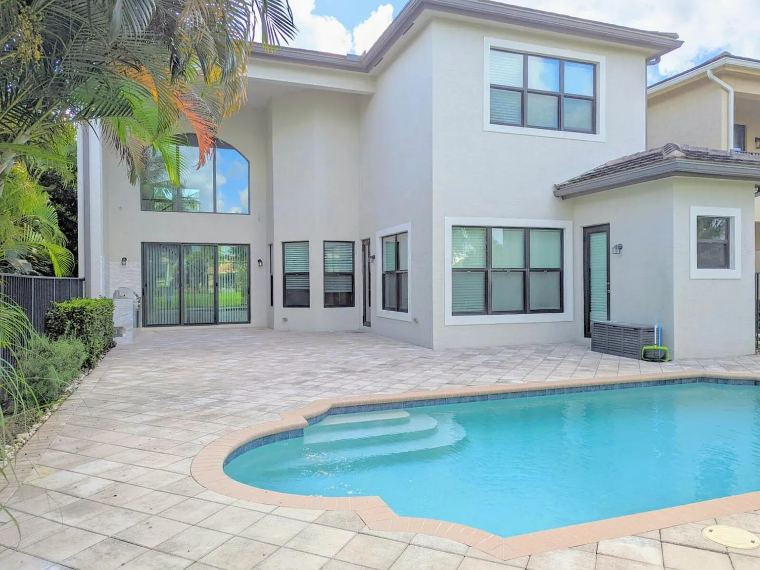 4 bed, 5.5 bath, 3537 sqft, $13,500 — Photo 2