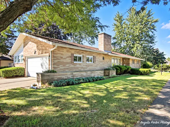 558 1st St, Antioch, IL 60002