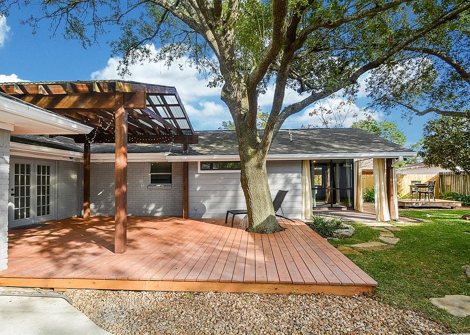 1st image of 5823 Belrose Dr