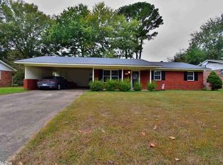 1303 Hillcrest Dr, Conway, AR 72034
