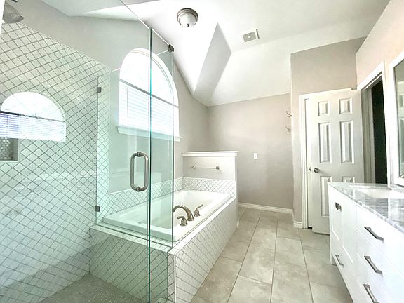 4th image of 601 English Oak Dr