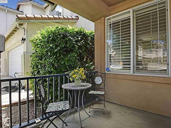 4th image of 110 Toyon Ln