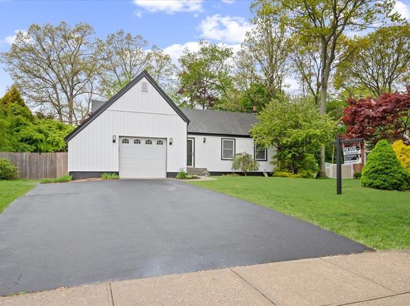 12 Graystone Lane, Smithtown, NY 11787