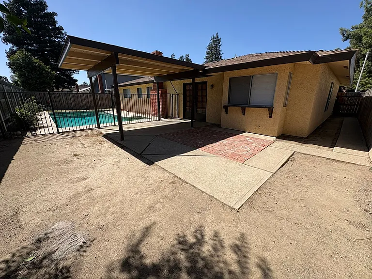 2943 W Ashland Ave — Photo 31