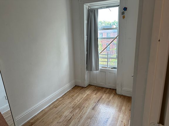 4th image of 131 Halsey St Floor 3