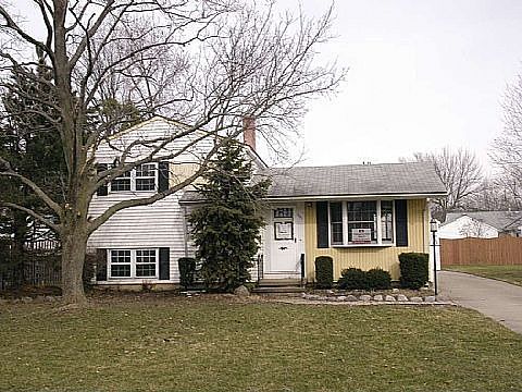 1st image of 901 West Dr