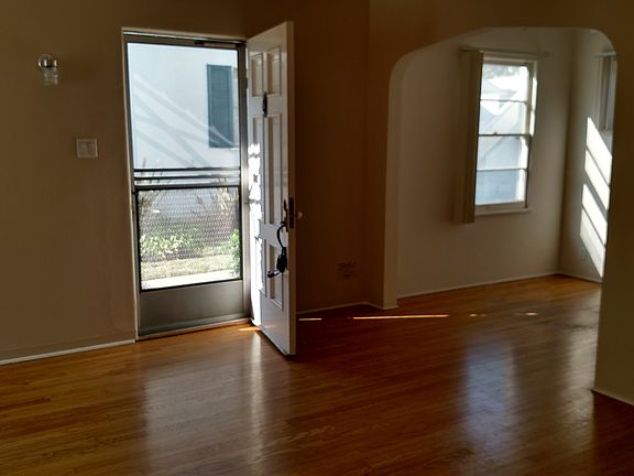 3rd image of 829 21st St