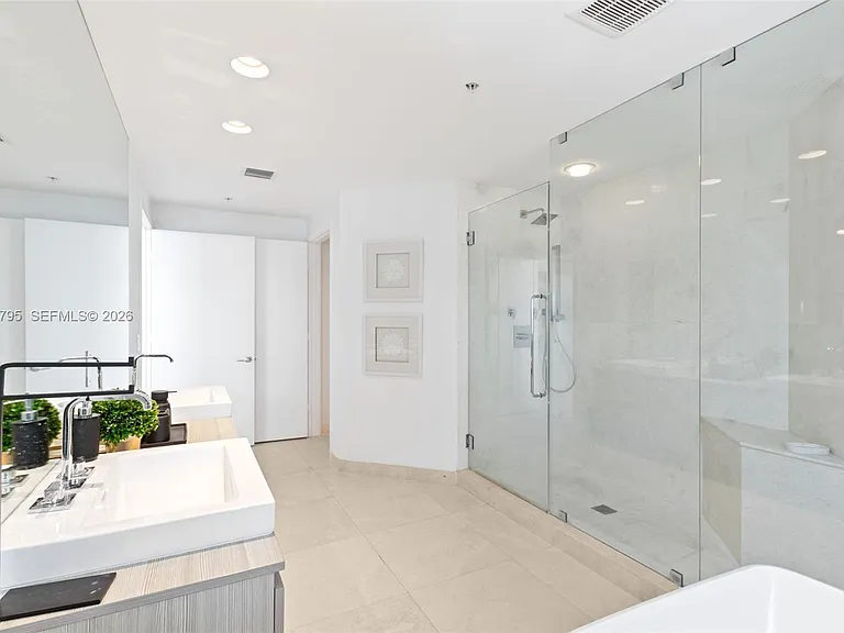 17111 Biscayne Blvd #603 — Photo 14