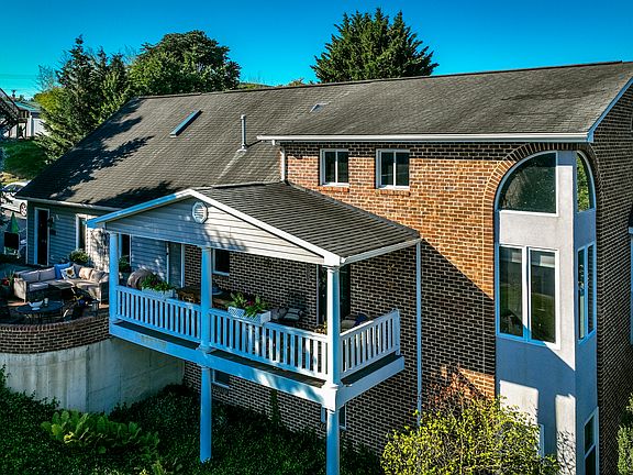 House - Private porch and patio