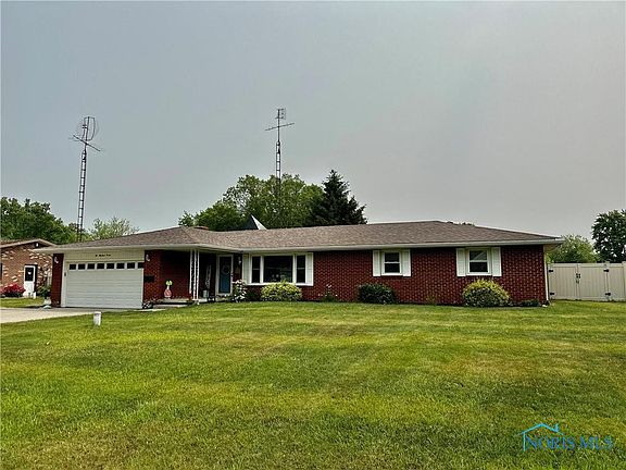 2nd image of 215 Lakeview Dr