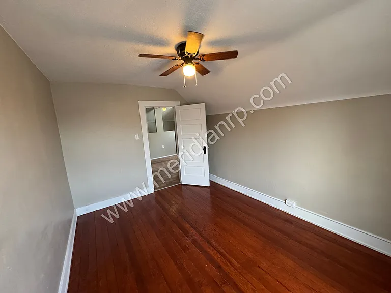 2403 N Clinton St — Photo 15