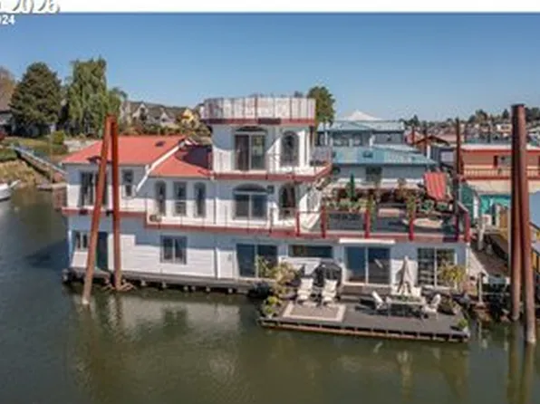 584 N Tomahawk Island Dr, Portland, OR 97217