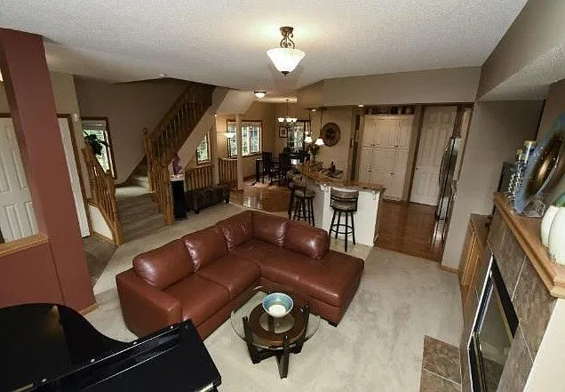 Fantastic, Newer 3bed/2.5bath Townhome*End Unit*Heated Garage*Dancing Waters* Available DEC 1st — Photo 3