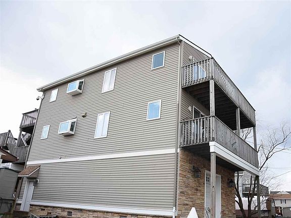 3rd image of 503 W Burk Ave